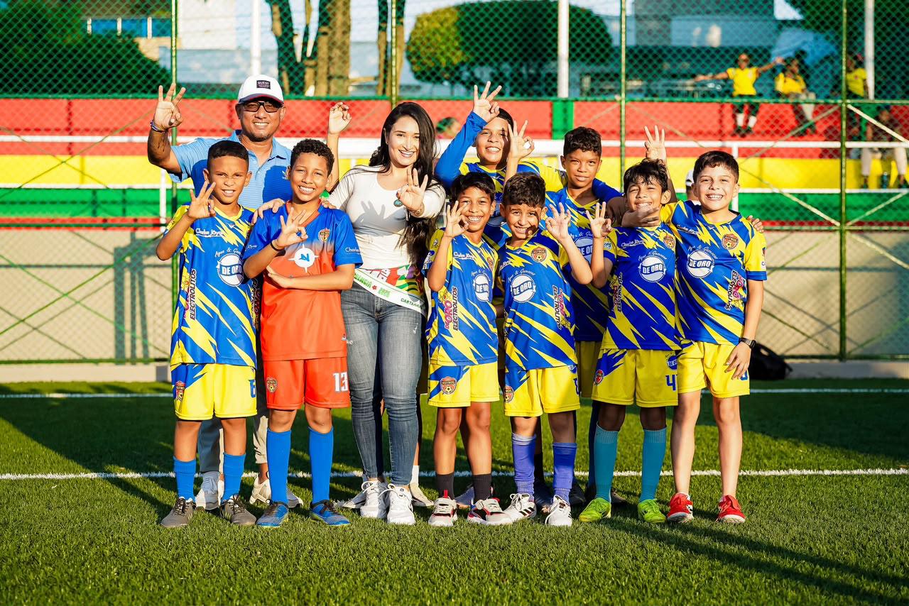 Gobierno de Dumek Turbay entrega a Blas de Lezo nueva cancha sint&eacute;tica 
